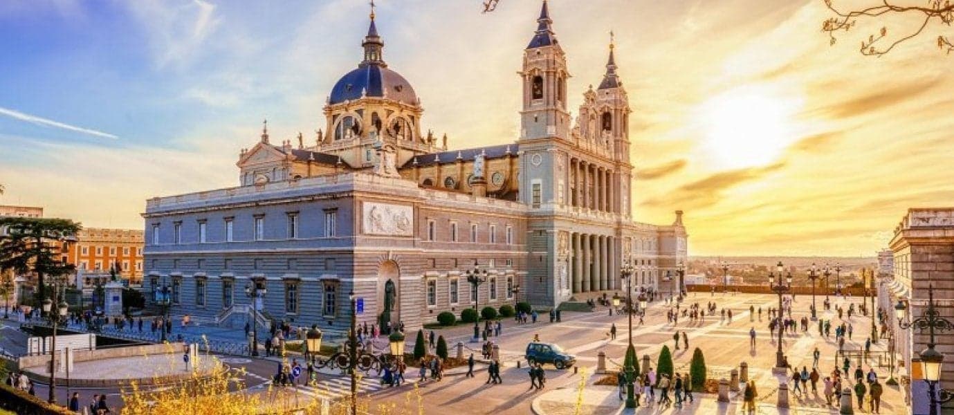 Almudena Cathedral <span class="iconos separador"></span> Madrid <span class="iconos separador"></span> Spain