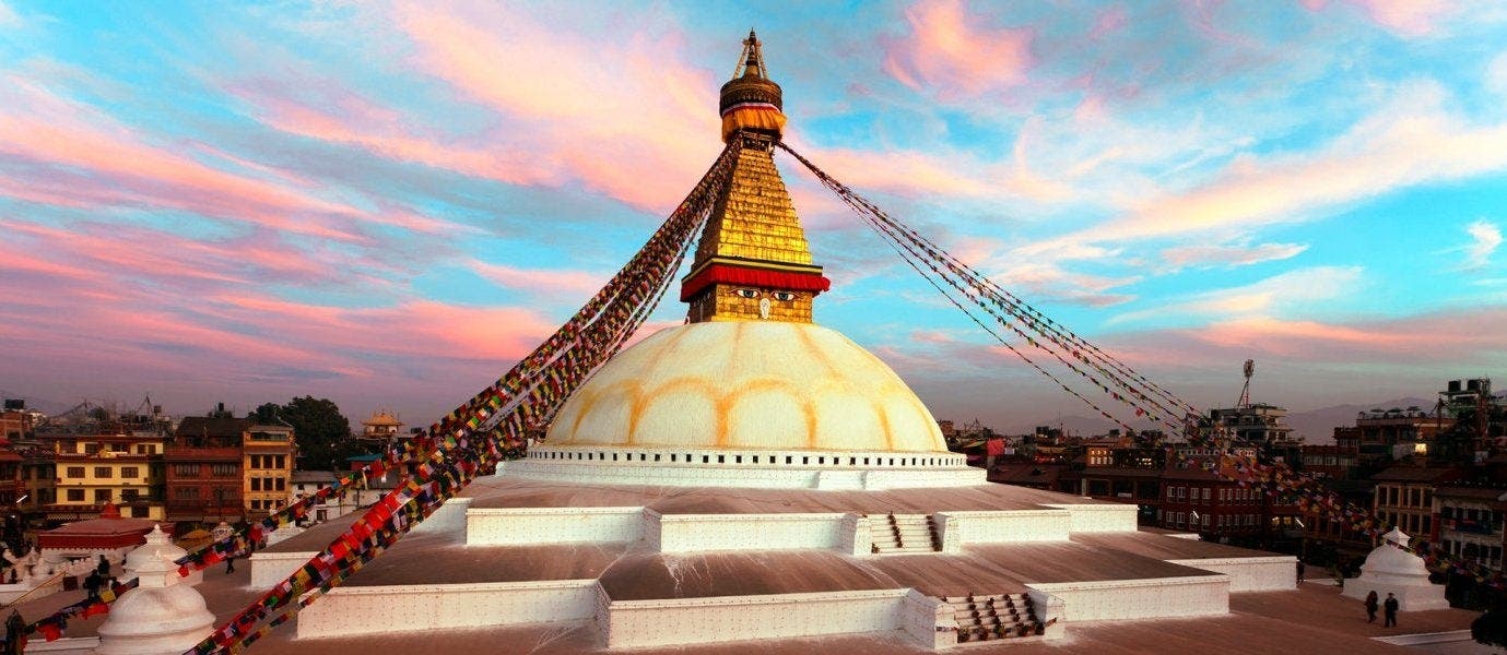 Tempel, Dschungel und Bergpanorama 