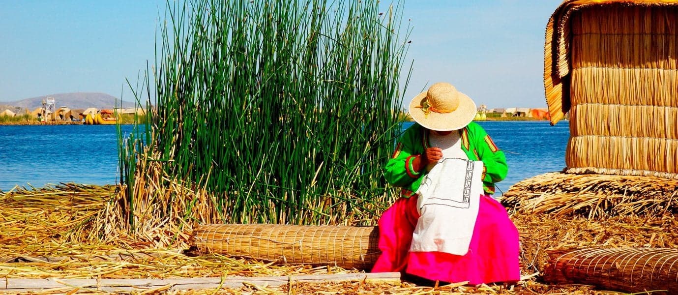 <span class="iconos separador"></span> Frau im traditionellen Gewand auf den schwimmenden Inseln <span class="iconos separador"></span> Titicaca-See