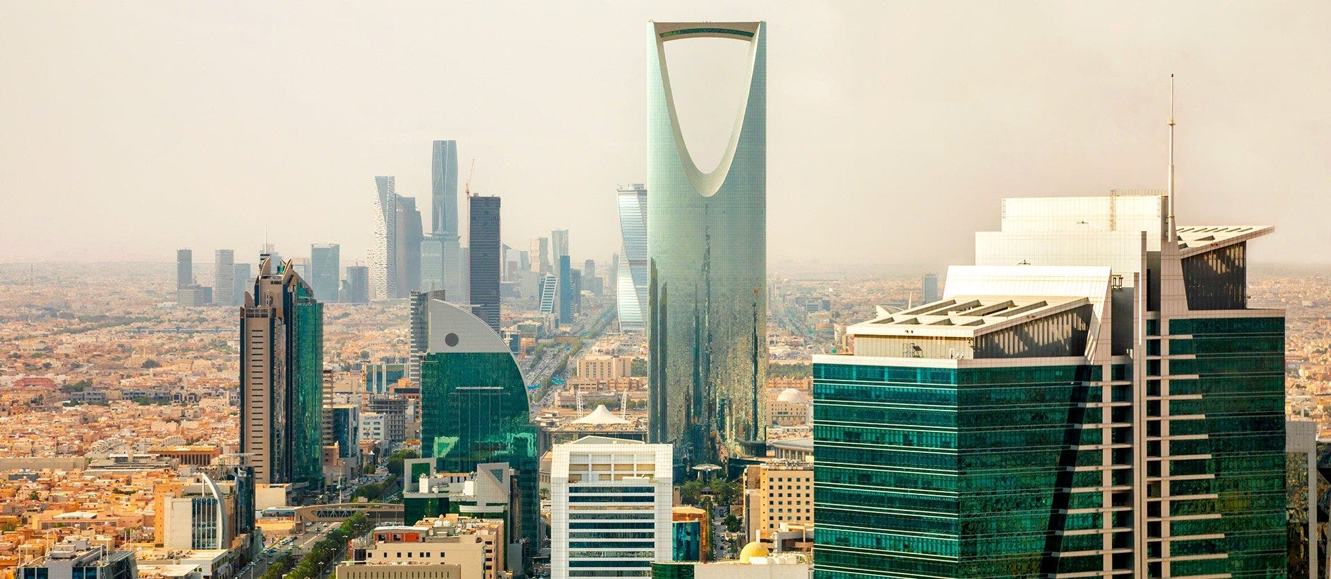 Heart of Arabia: deserts & skyscrapers