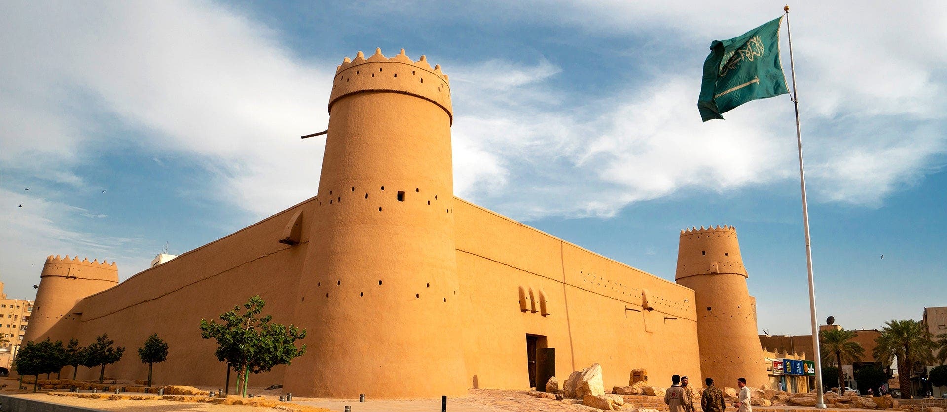 Heart of Arabia: deserts & skyscrapers