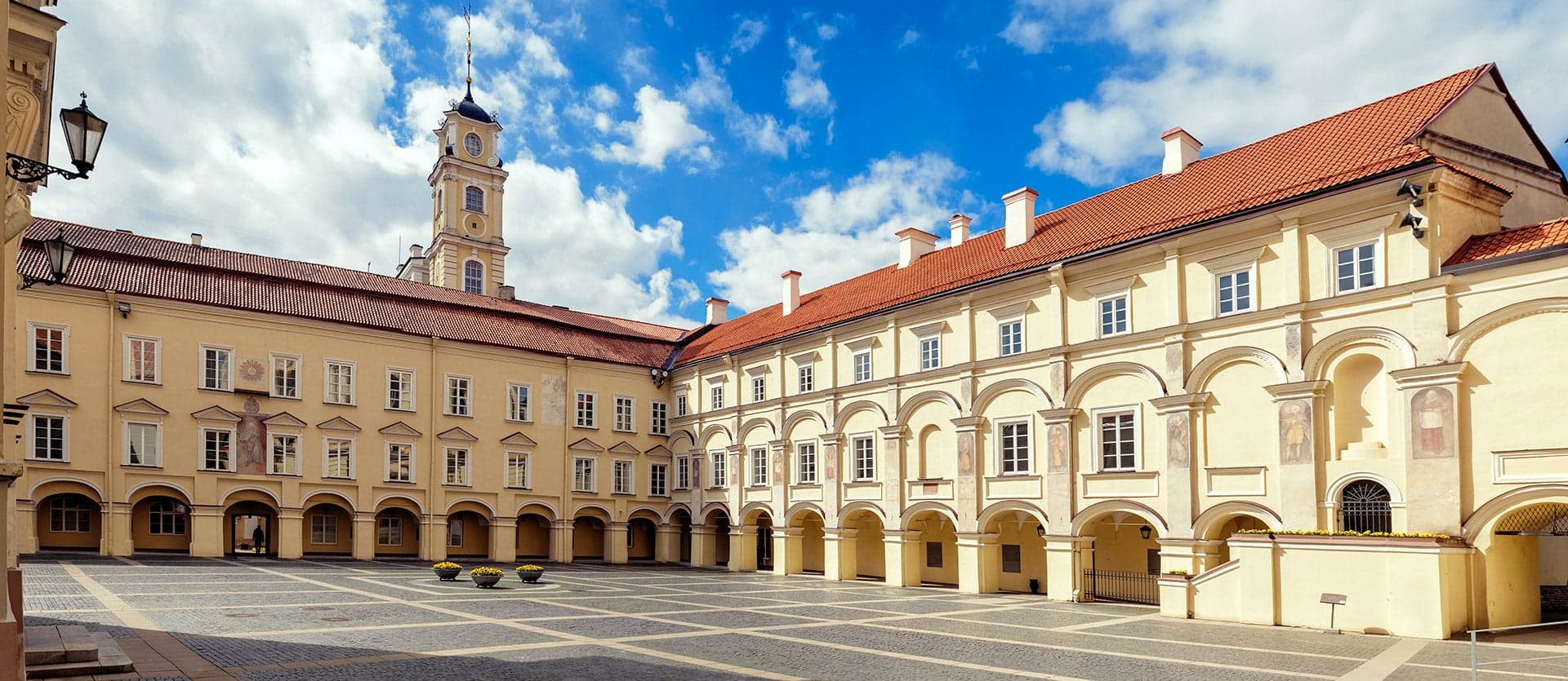 Patio de la Universidad <span class="iconos separador"></span> Vilna <span class="iconos separador"></span> Lituania