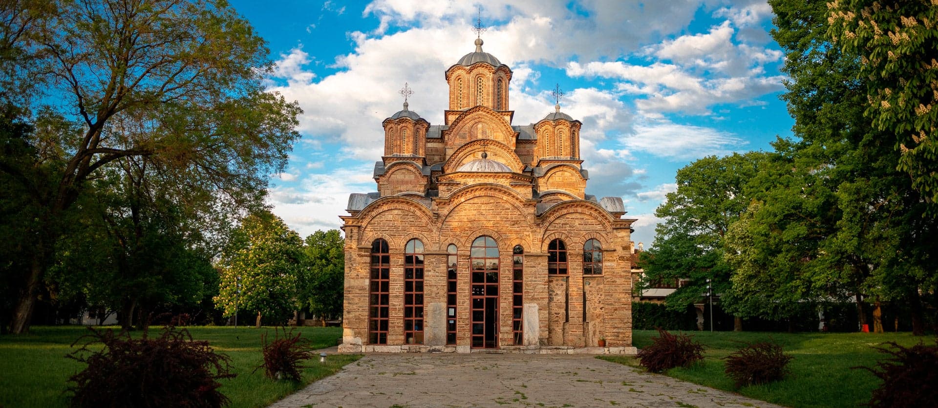 Monasterio Serbio <span class="iconos separador"></span> Pristina <span class="iconos separador"></span> Kosovo
