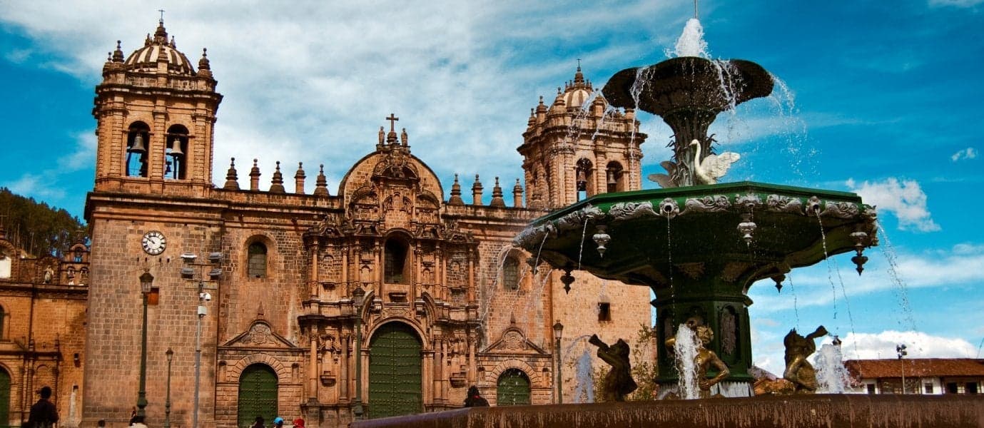 Plaza de Armas <span class="iconos separador"></span> Cuzco <span class="iconos separador"></span> Perú
