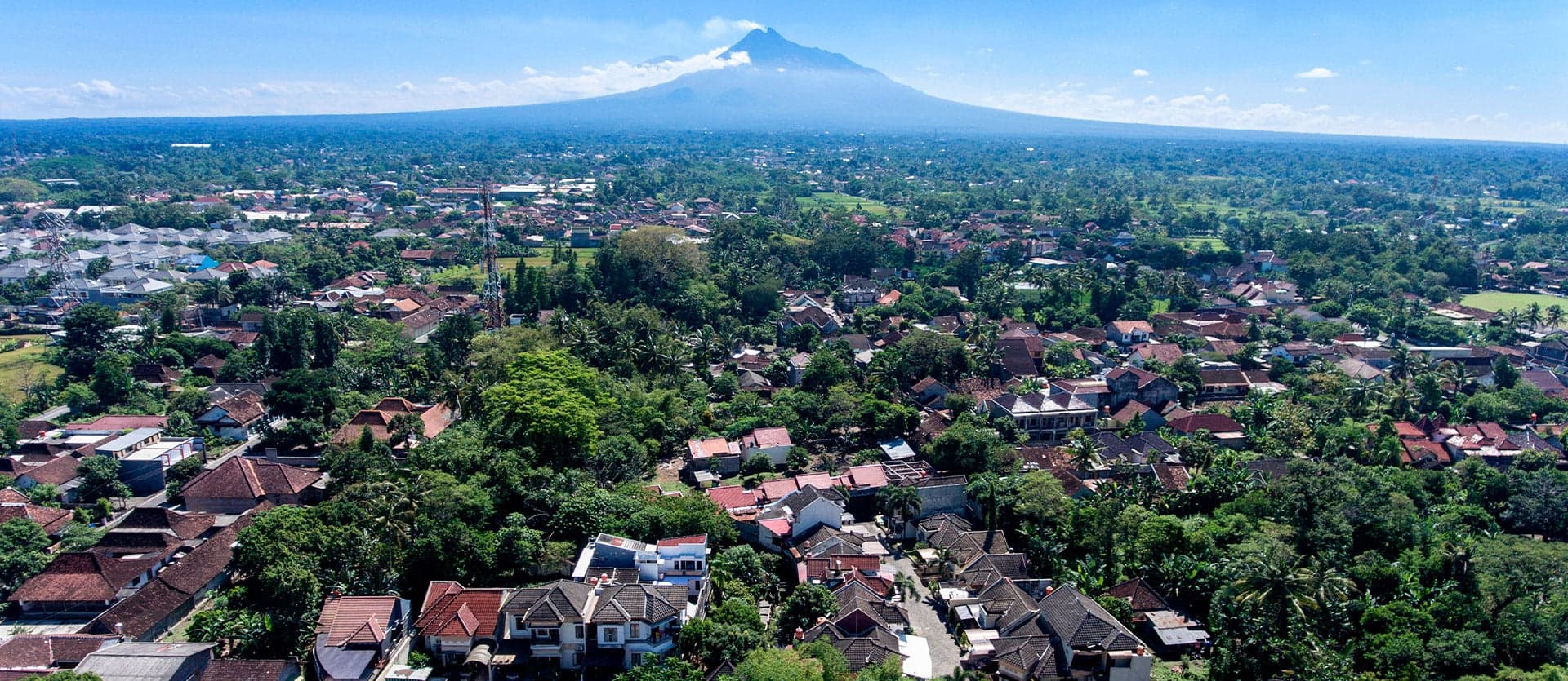 Yogyakarta et le mont Merapi en arrière-plan <span class="iconos separador"></span> Java