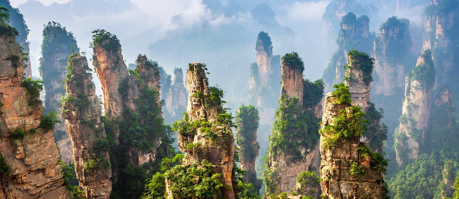 Sandstone formations in the mist at Zhangjiajie National Park <span class="iconos separador"></span> Hunan