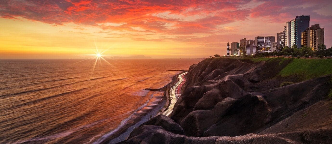 <span class="iconos separador"></span> Lima at Sunset <span class="iconos separador"></span>