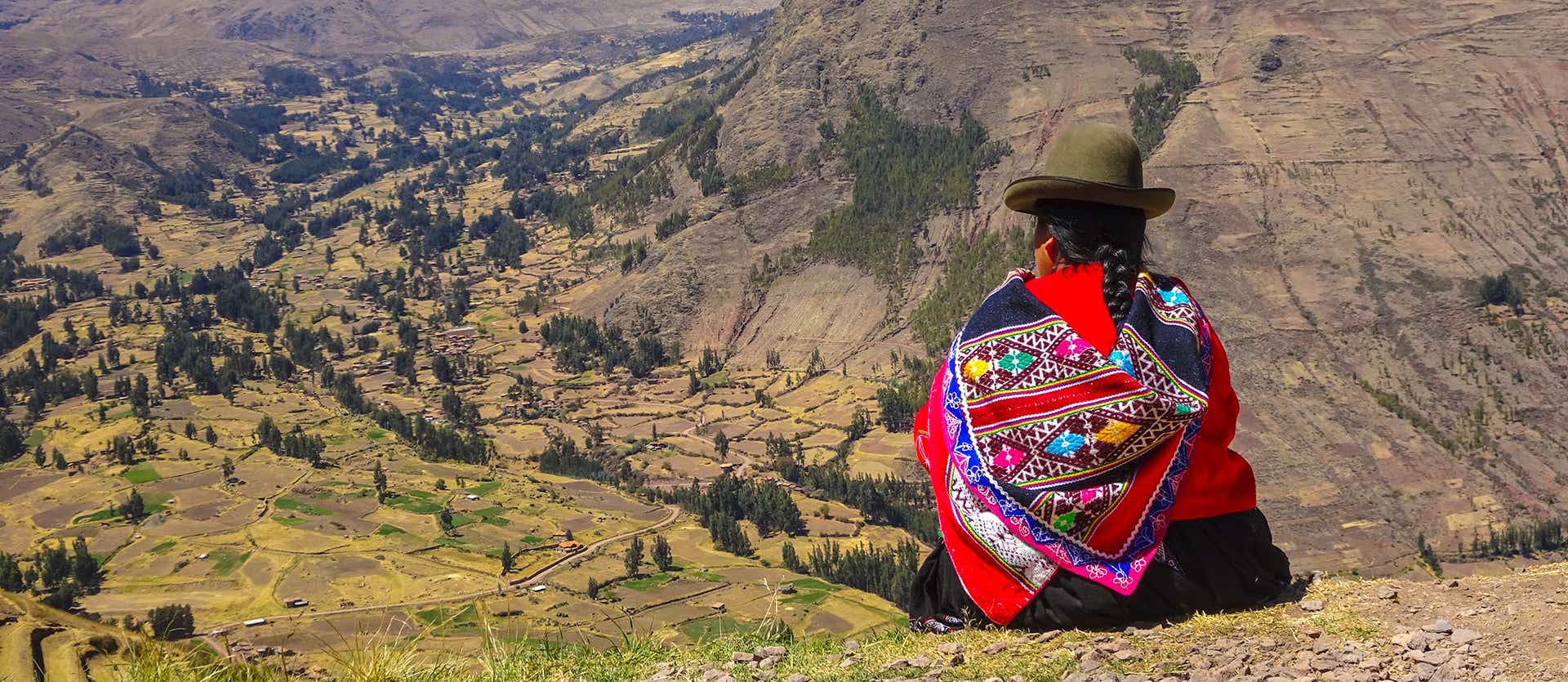 Woman in traditional dress <span class="iconos separador"></span> Cuzco