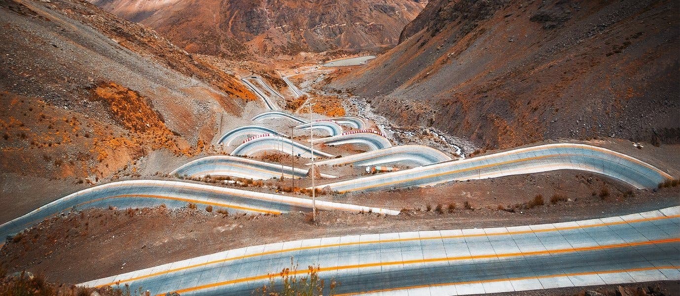Carretera sinuosa a través de Los Andes entre Santiago y Mendoza <span class="iconos separador"></span> Chile y Argentina
