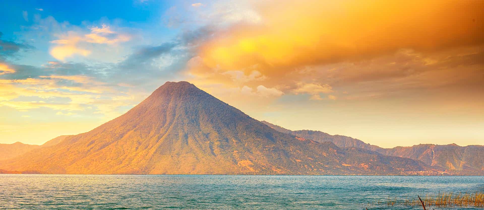 Toliman Volcano <span class="iconos separador"></span> Lake Atitlan <span class="iconos separador"></span> Guatemala