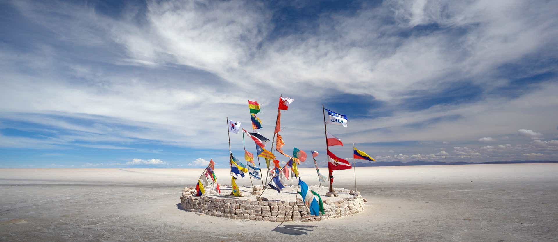 World Flags at Uyuni <span class="iconos separador"></span> Uyuni Salt Flats