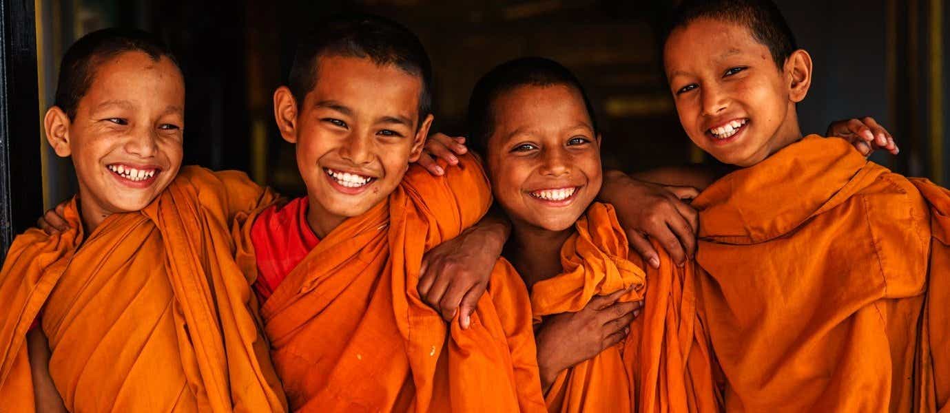 <span class="iconos separador"></span> Young Nepalese Monks <span class="iconos separador"></span>