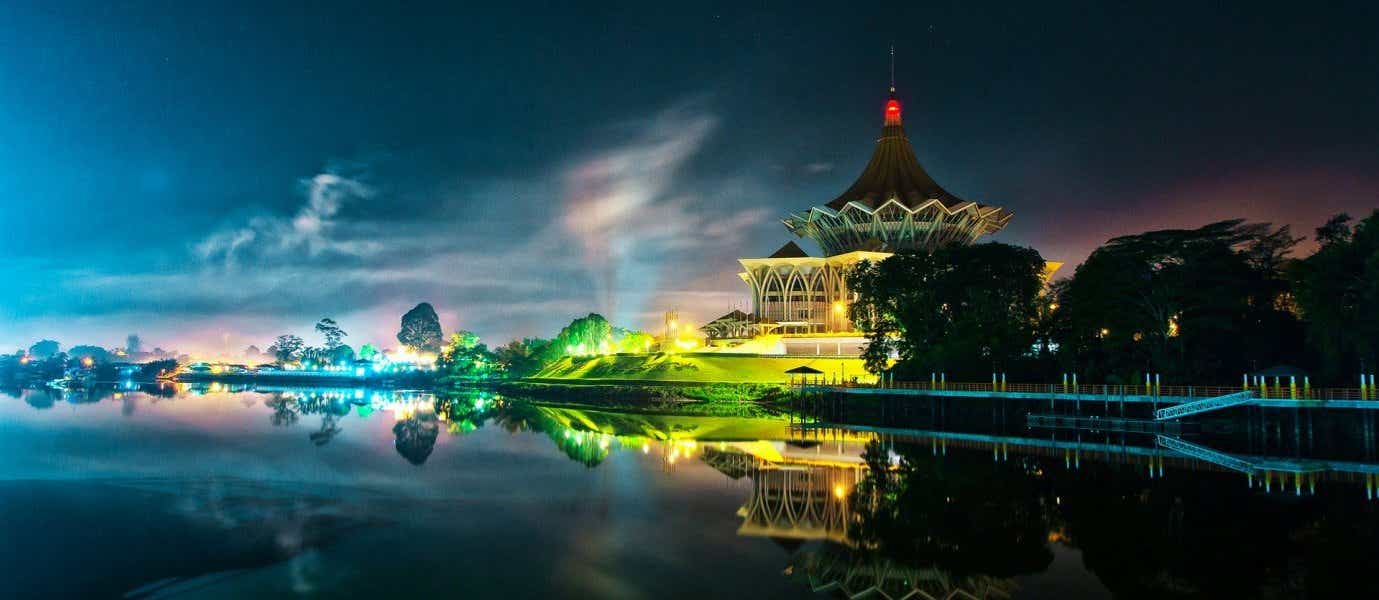 Sarawak State Legislative Assembly Building at Night <span class="iconos separador"></span> Kuching