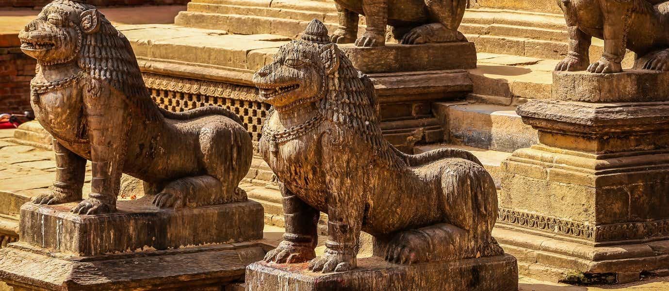 Löwenstatuen vor einem Tempel <span class="iconos separador"></span> Patan