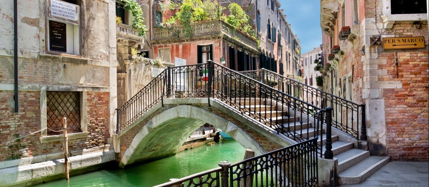 Bridge over a water canal <span class="iconos separador"></span> Venice