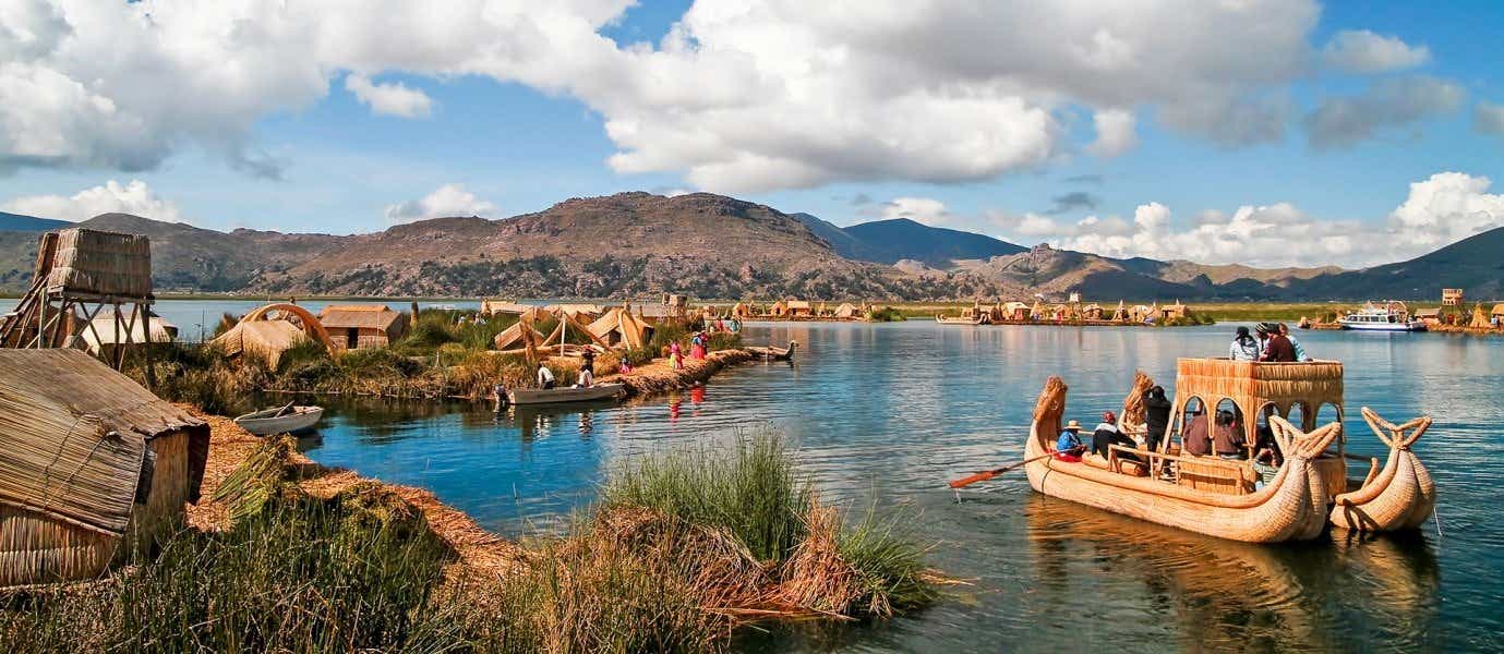 Floating Islands <span class="iconos separador"></span> Lake Titicaca <span class="iconos separador"></span> Peru
