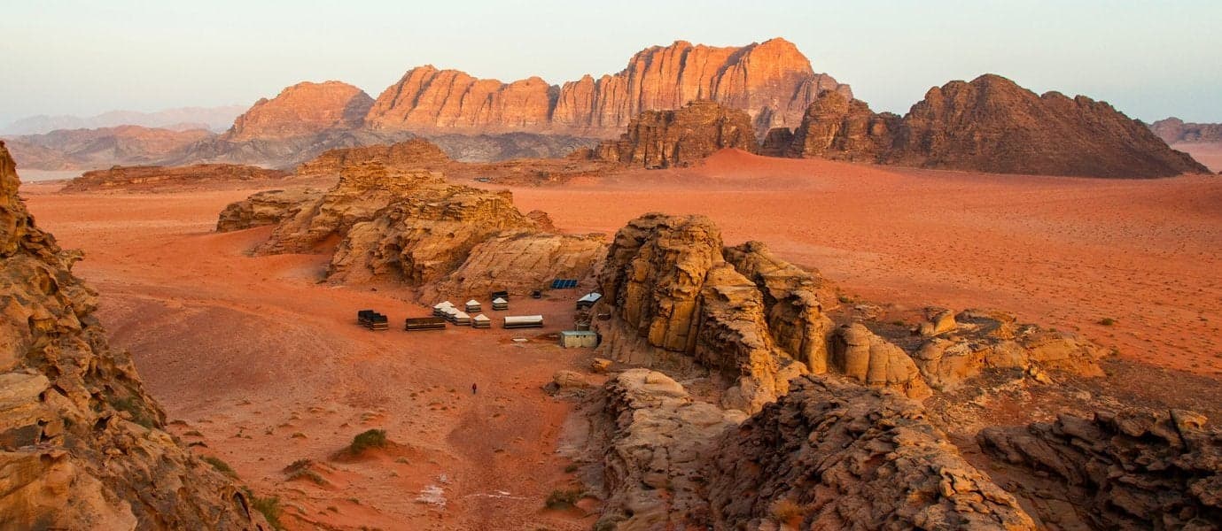 <span class="iconos separador"></span> Wadi Rum Desert <span class="iconos separador"></span>
