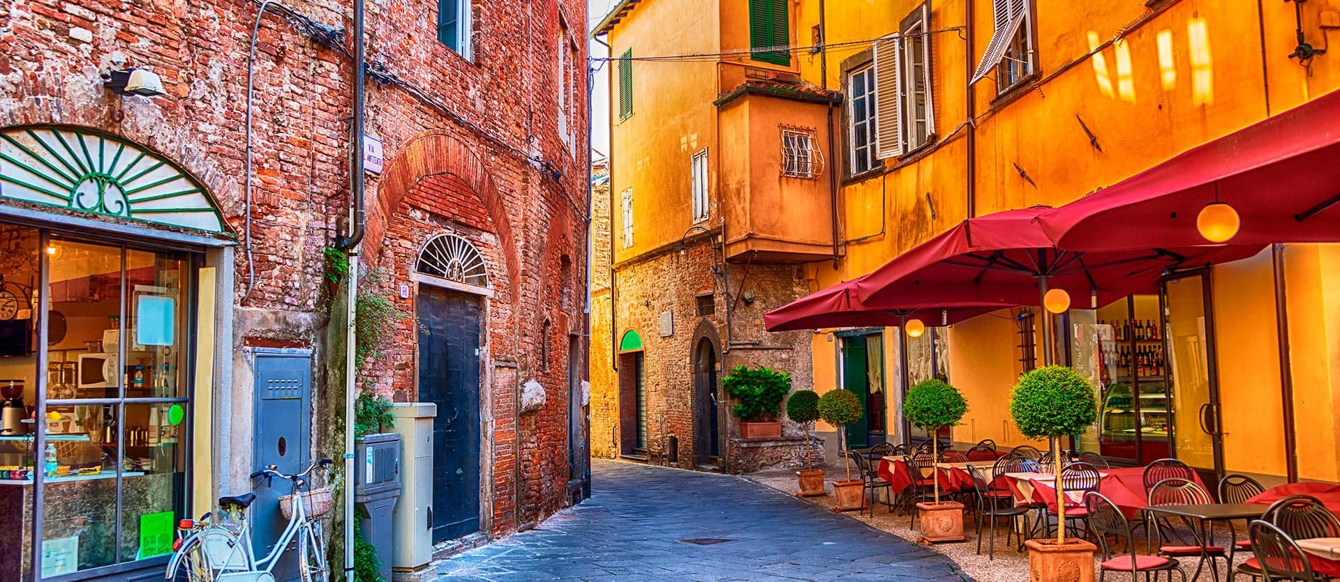 Old town square in Lucca <span class="iconos separador"></span> Tuscany