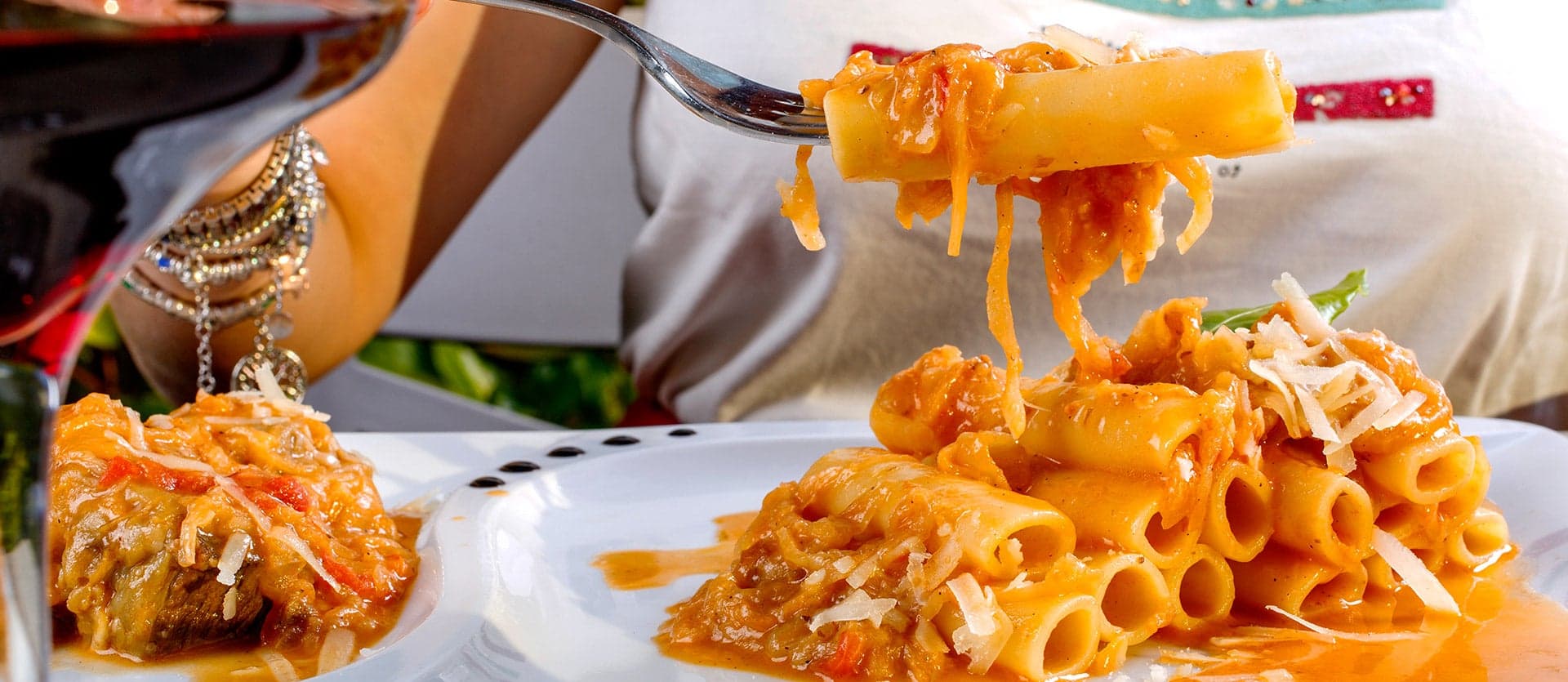 <span class="iconos separador"></span>Traditional pasta with Genovese sauce<span class="iconos separador"></span>