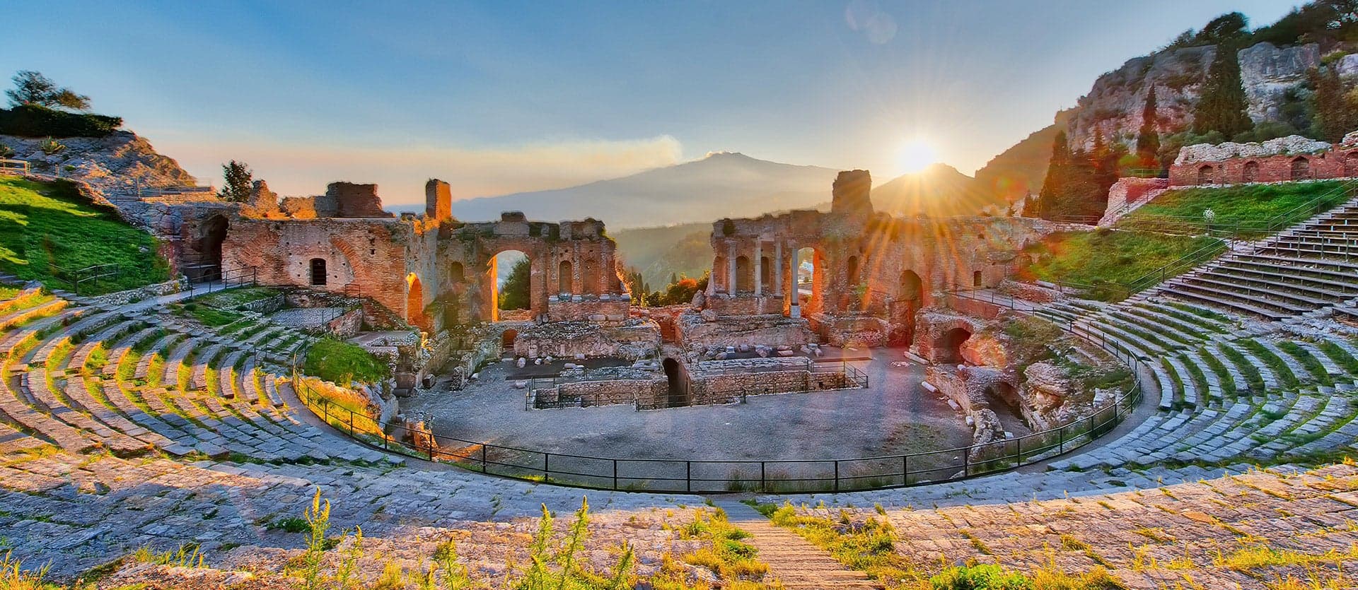 <span class="iconos separador"></span> Ancient theatre with Etna volcano <span class="iconos separador"></span>