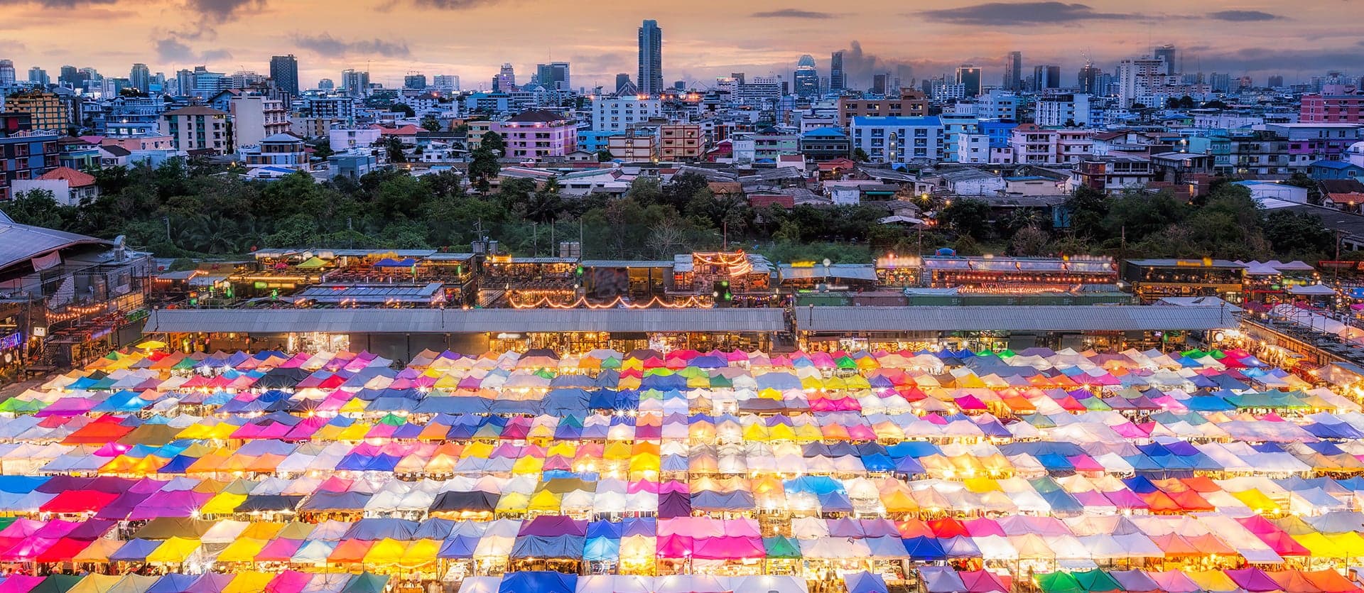 El colorido mercado nocturno del tren <span class="iconos separador"></span> Bangkok