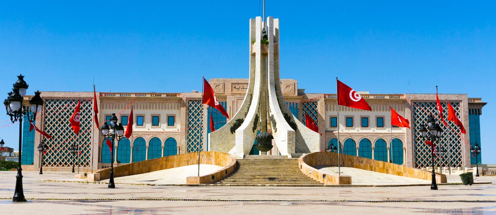 El Ayuntamiento (Hôtel de Ville) y el Monumento Nacional de la Kasbah <span class="iconos separador"></span> Túnez