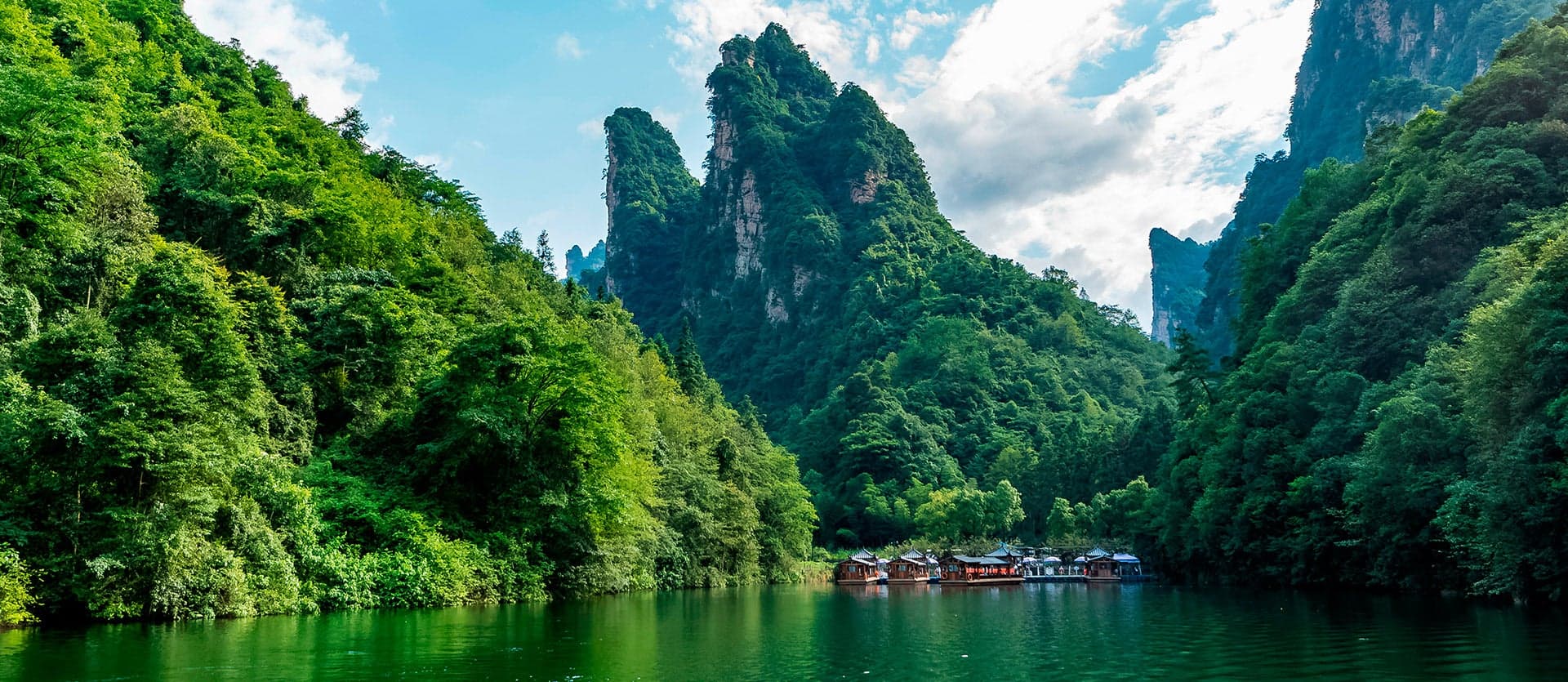 Floating houses on Baofeng Lake <span class="iconos separador"></span> Wulingyuan