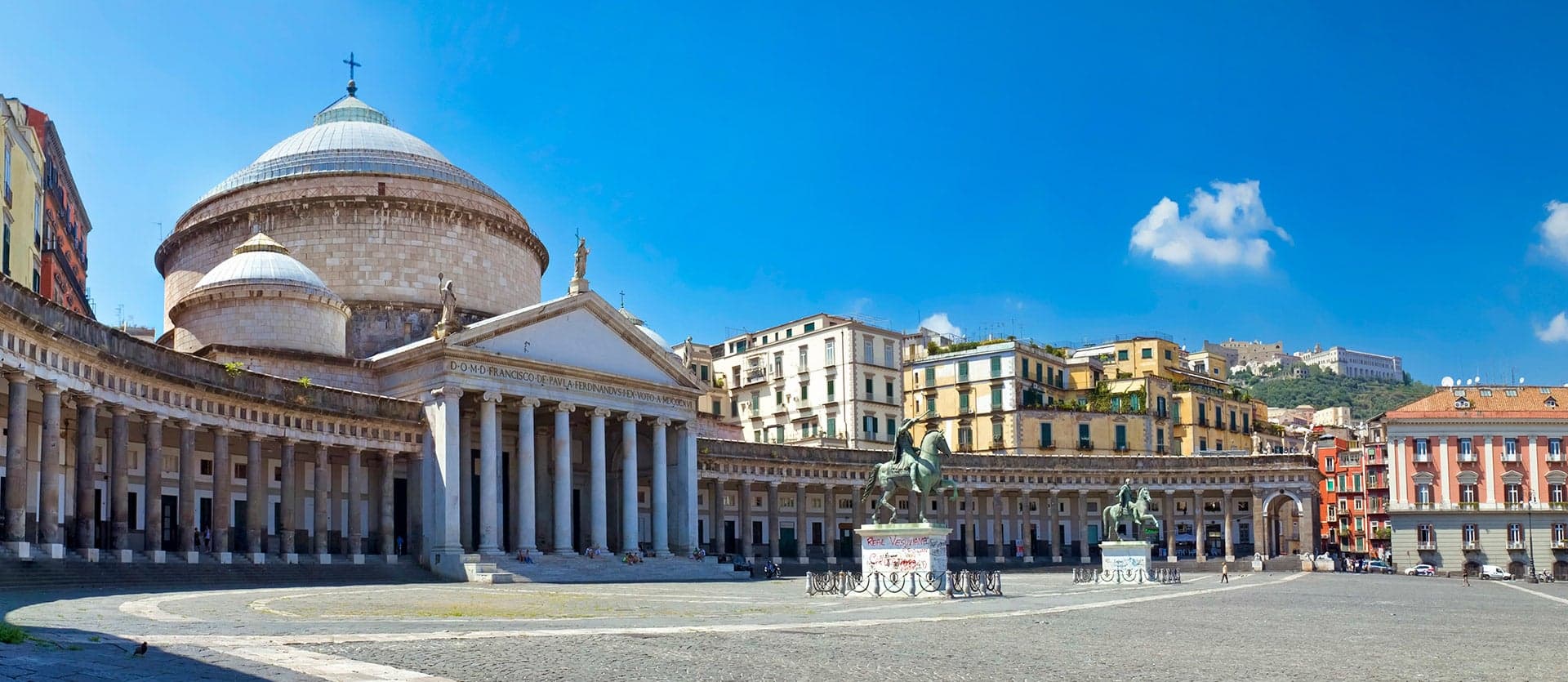 Piazza del Plebiscito <span class="iconos separador"></span> Naples
