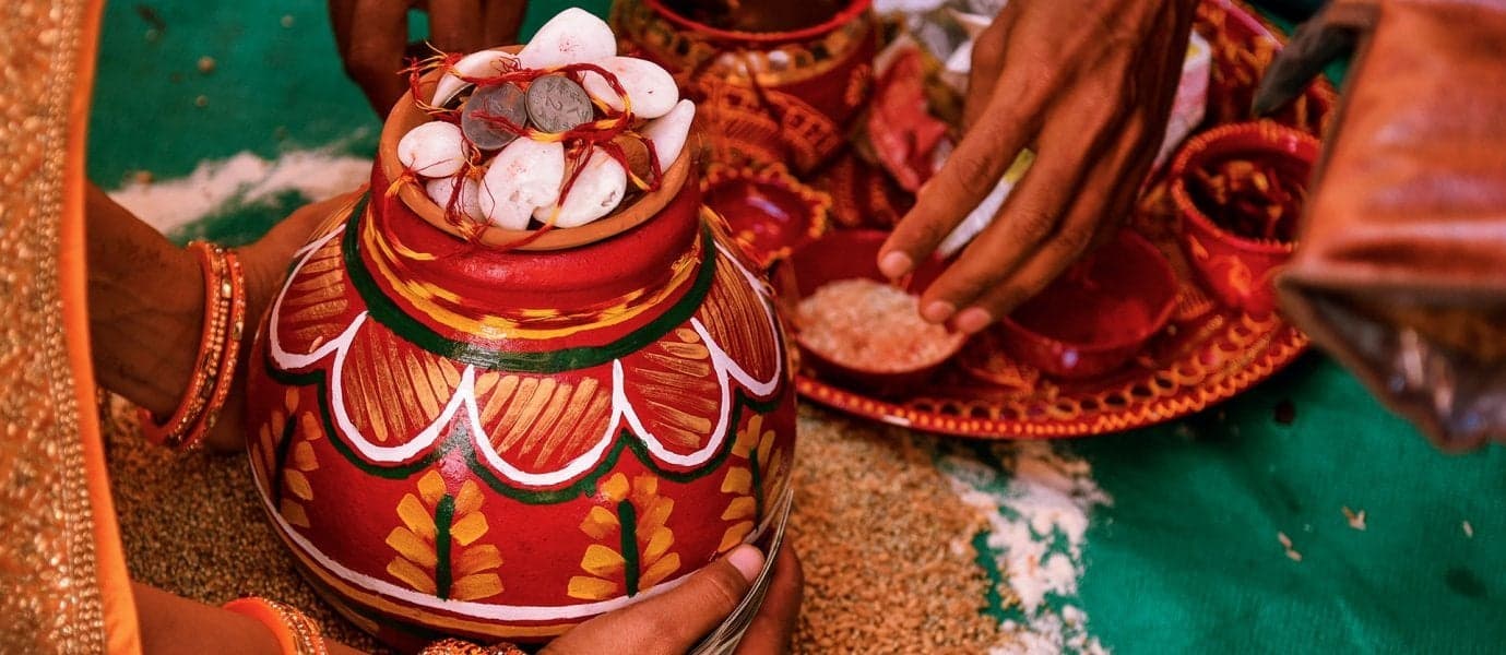 <span class="iconos separador"></span> Traditional Hindu Ritual <span class="iconos separador"></span>