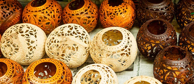 Artículos de madera, coco y hojas de palmera