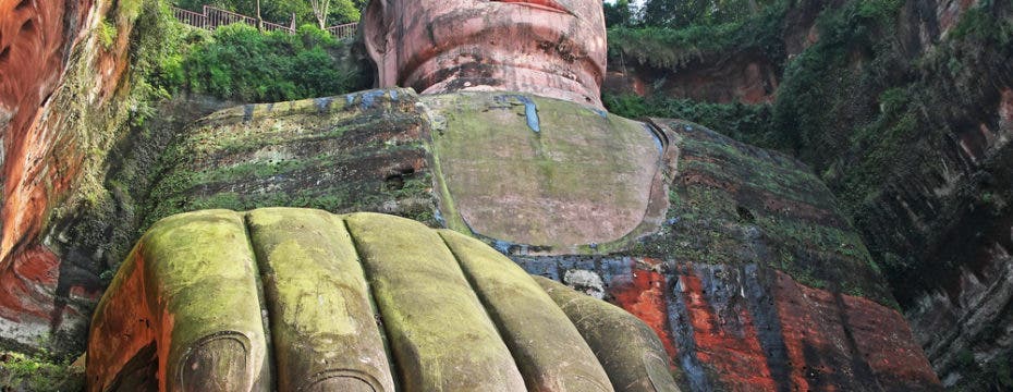unmissable giant buddhas